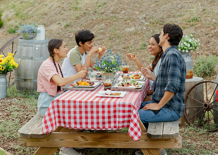 Dining 4 A family dining at the Gold Rush BBQ at Tenaya at Yosemite