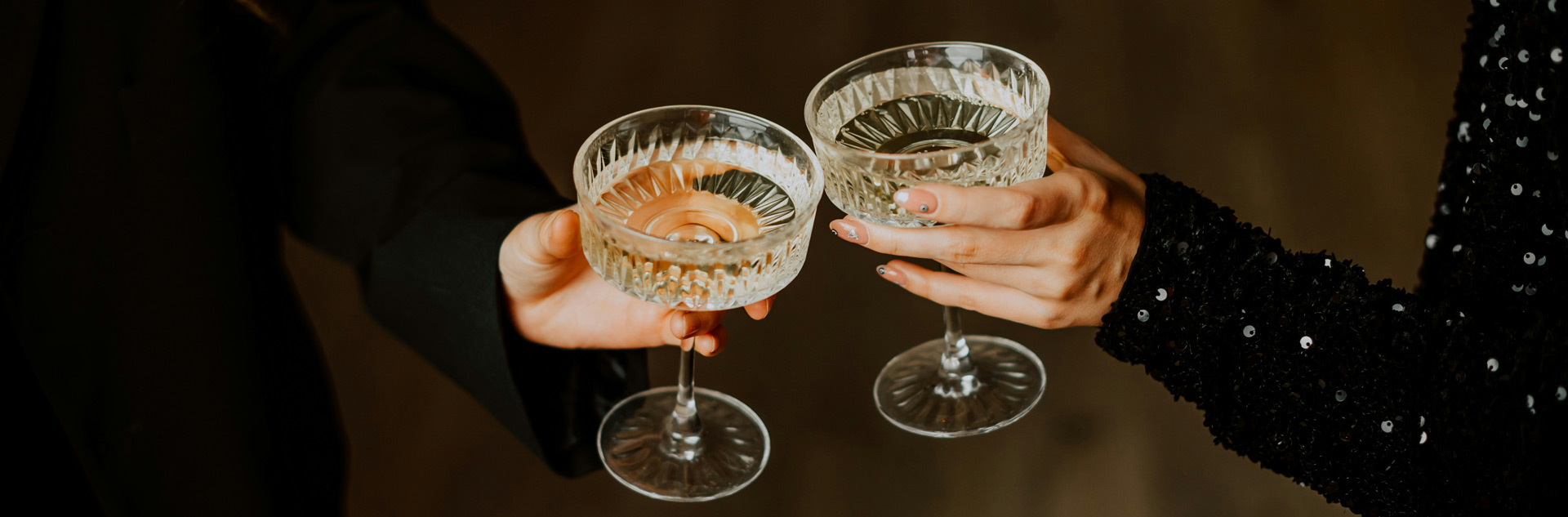 Two guests toasting champagne glasses